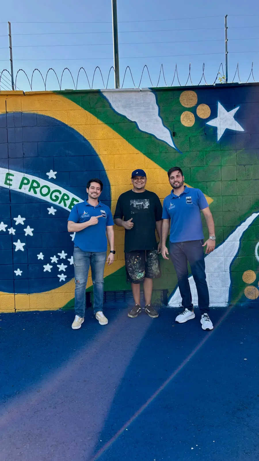 Equipe diante do mural do Beco da Copa