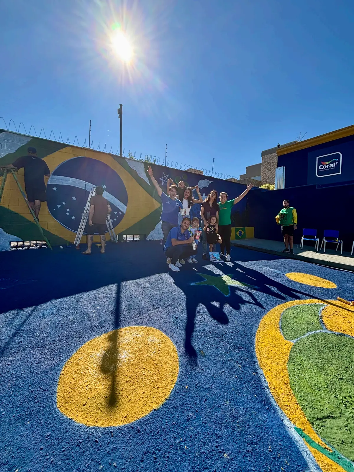 Grupo e artistas no Beco da Copa durante a pintura coletiva