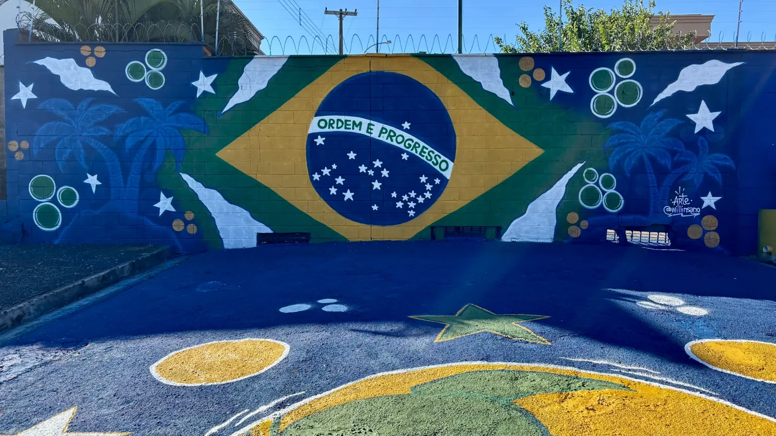 Vista panorâmica do mural finalizado no Beco da Copa