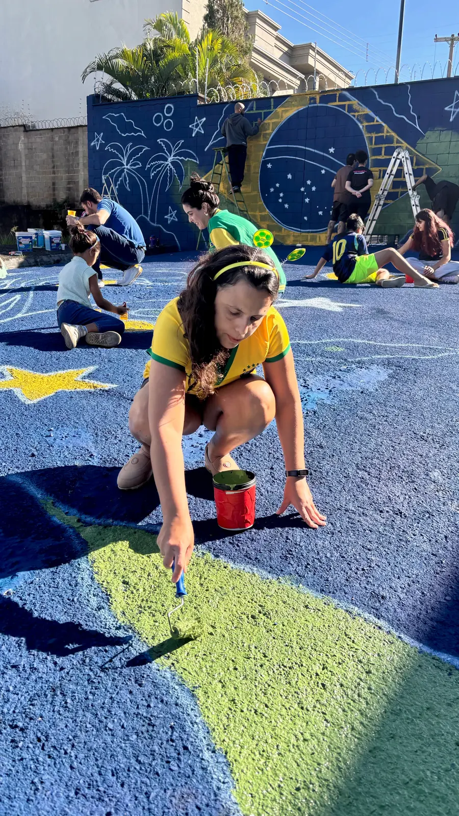 Comunidade pintando o Beco da Copa