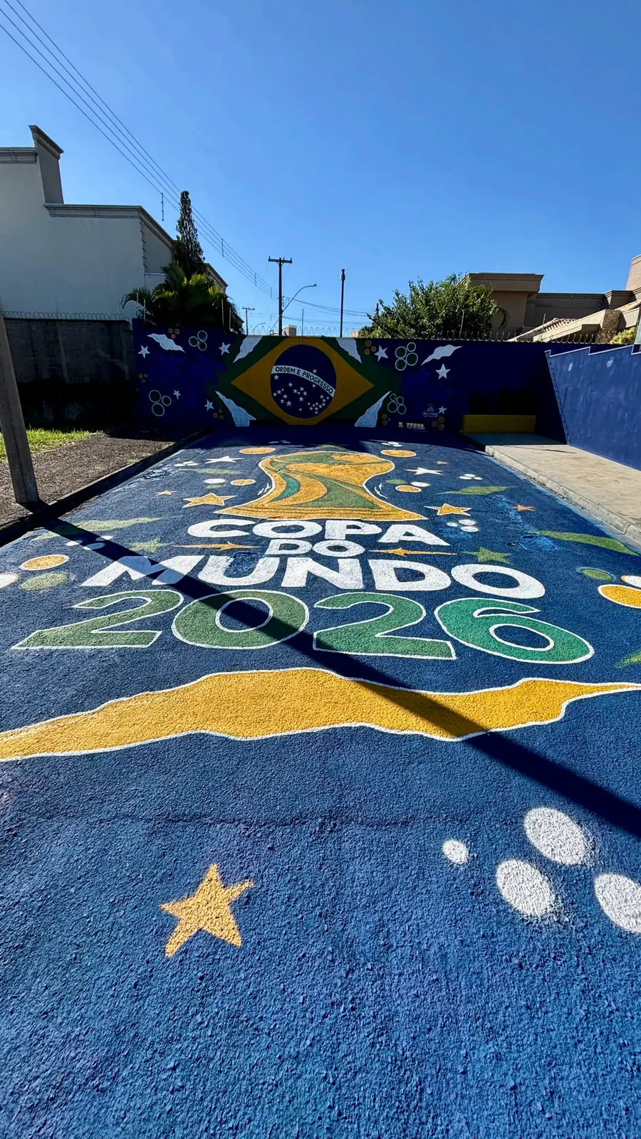 Pintura final do Beco da Copa vista da rua