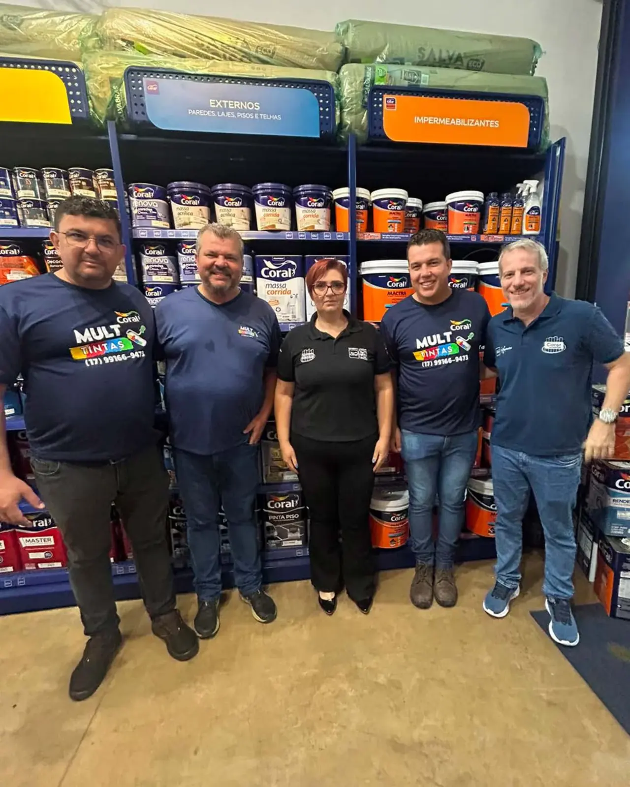 Equipe diante da exposição Coral na Multi Tintas