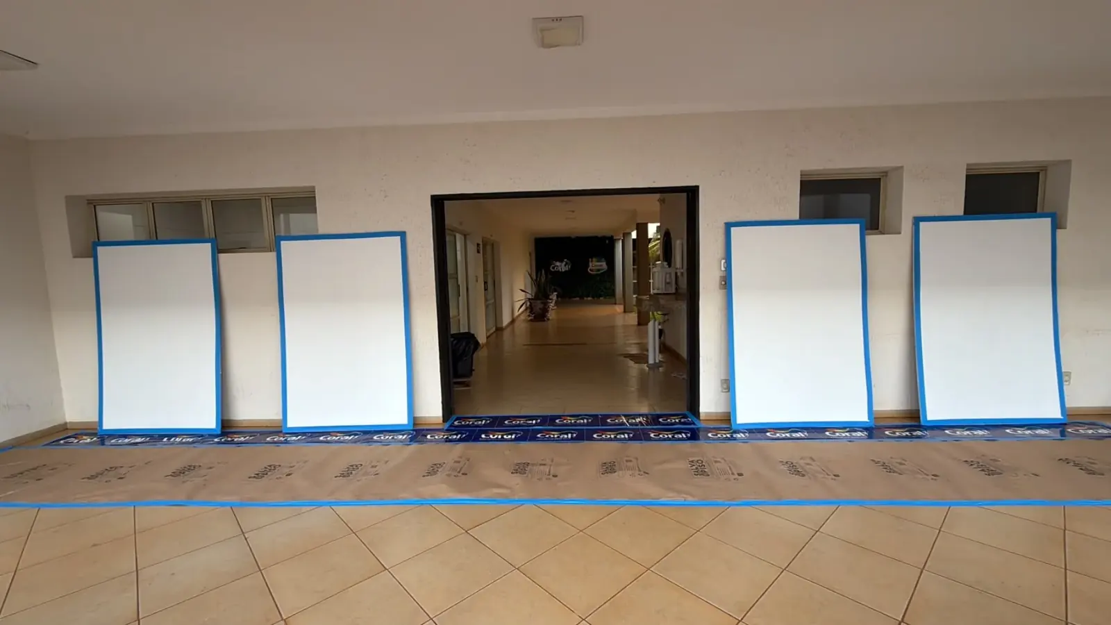 Equipe preparando a sala do treinamento Coral