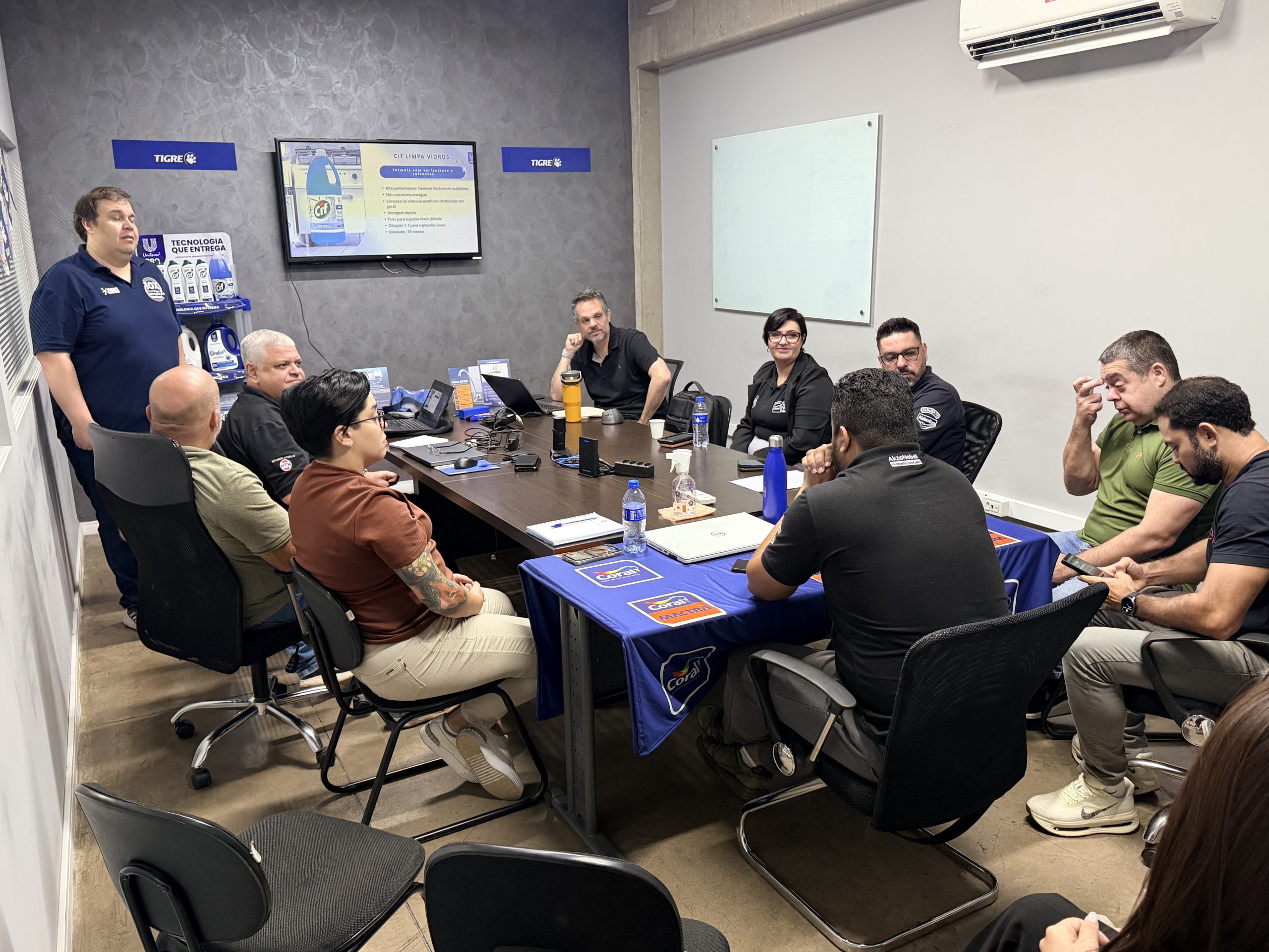 Pessoas reunidas durante uma apresentação de produtos.