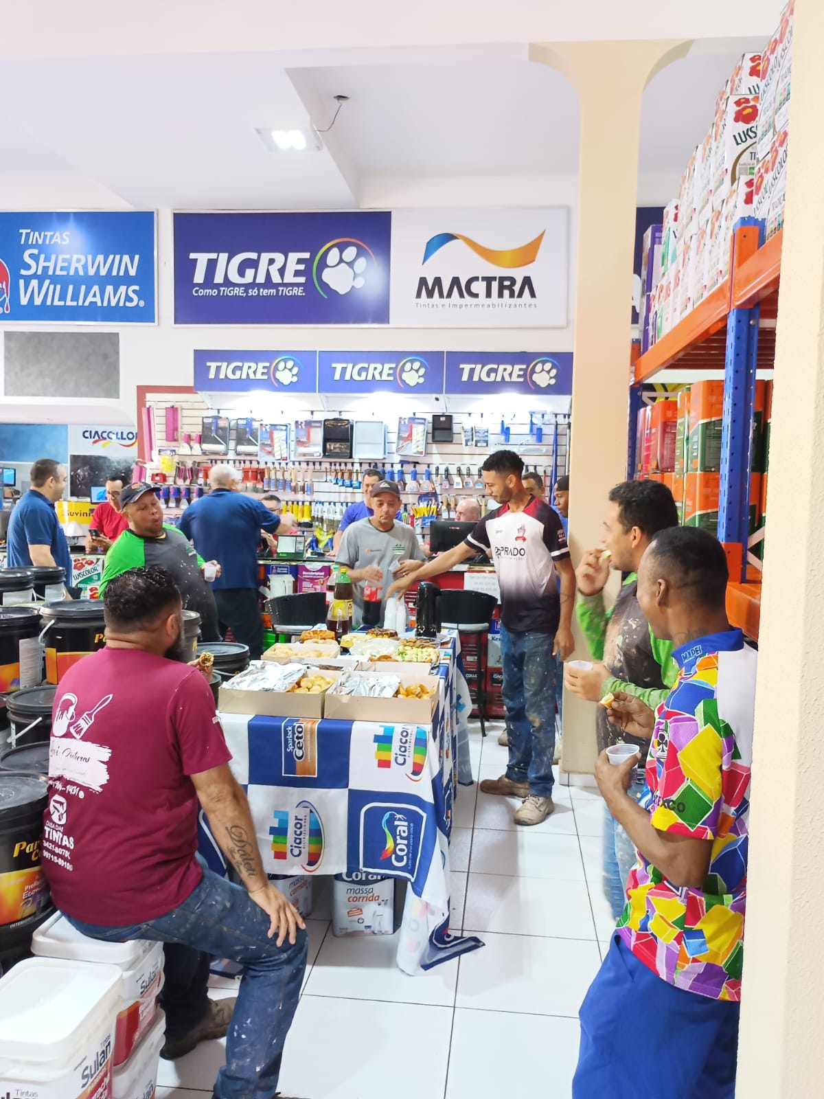 Ação do promotor na Casa das Tintas, em Votuporanga (SP).